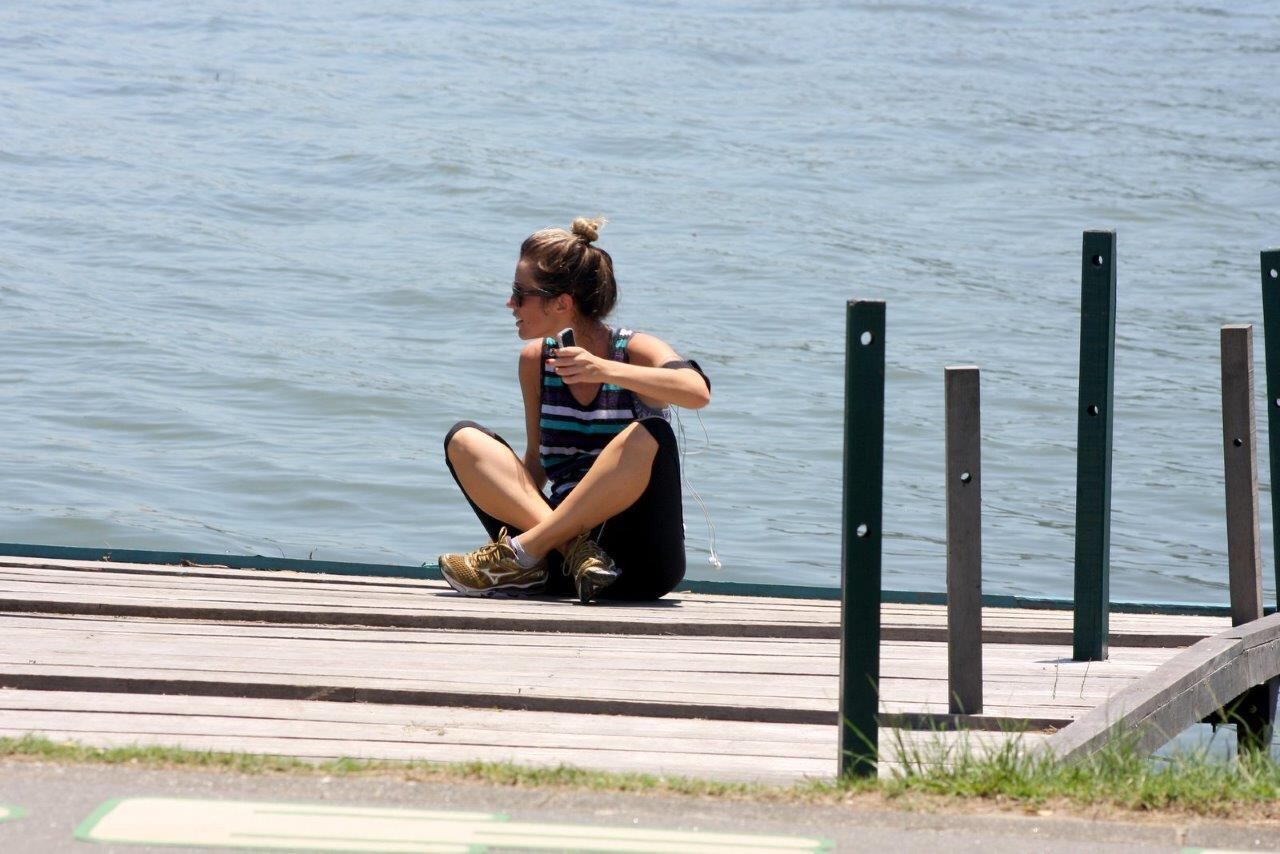 A atriz alongando os braços...