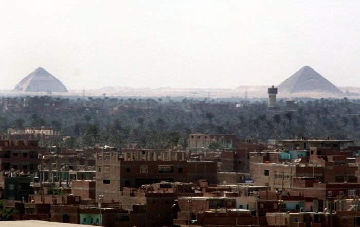 Mas, segundo
o especialista, o problema não está apenas em Dahshour. Youssef alerta para uma explosão de
construções ilegais que vem ameaçando tesouros do antigo Egito nos últimos dois
anos. Pessoas estão morando próximas a algumas das mais admiradas regiões
faraônicas, incluindo a famosa Pirâmide de Gizé