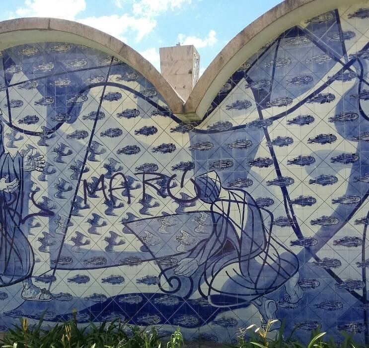 O painel de Cândido Portinari pintado do lado externo da igreja foi um dos alvos dos vândalos