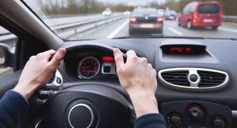 Bandido prefere vítimas desatentas que estão com celular na mão