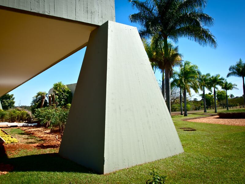 O jardim do Palácio do Jaburu foi projetado por Burle Marx. No viveiro natural circulam diversas espécies locais, inclusive emas. É aqui que Michel Temer passa seus dias em Brasília ao lado de sua mulher, Marcela