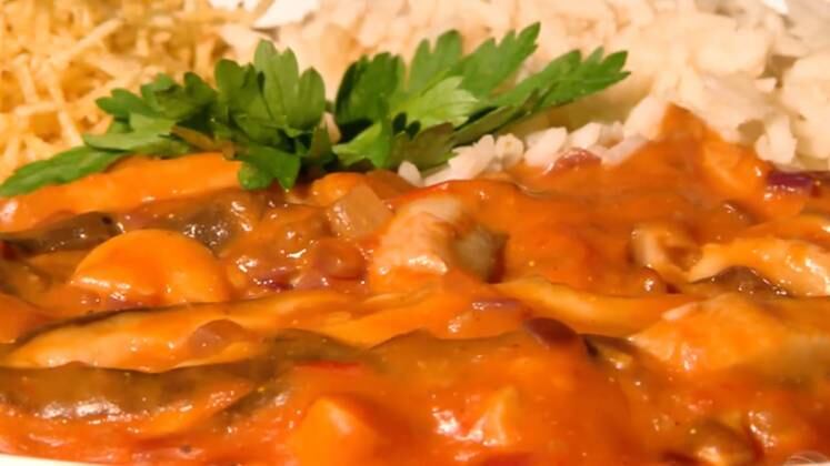 Strogonoff de Cogumelos com Leite de Aveia (para 2 pessoas) 

- Fio de azeite para refogar cebola e alho
- ½ xícara de cebola picadinha
- 1 colher de café de alho picadinho
- 1 bandeja de cogumelos (200g), usei o shitake fatiado, mas pode usar o que mais gostar
- ½ colher de sopa rasa de sal
- Pimenta do reino moída à gosto
- 1 colher de sopa de molho inglês (opcional)
- 1 xícara de chá de molho de tomate e/ou 3 colheres de sopa de ketchup
- ½ colher de chá de mostarda (opcional)
- ½ xícara de chá de champignon
- 1 xícara de leite de aveia 

Em fogo médio:
Refogar a cebola e o alho no azeite e quando começar a dourar, acrescentar o shitake já fatiado.
Refogar por dois minutos os cogumelos e acrescentar: molho inglês (opcional), sal, pimenta do reino moída à gosto, molho de tomate e/ou kettchup, mostarda (opcional).
Refogar por mais dois minutos e acrescentar o champignon e o leite de aveia.
Após colocar o leite de aveia mexer sem parar, delicadamente, o strogonoff até que ele fique bem cremoso. 
Sugestão: servir com arroz e batata palha.