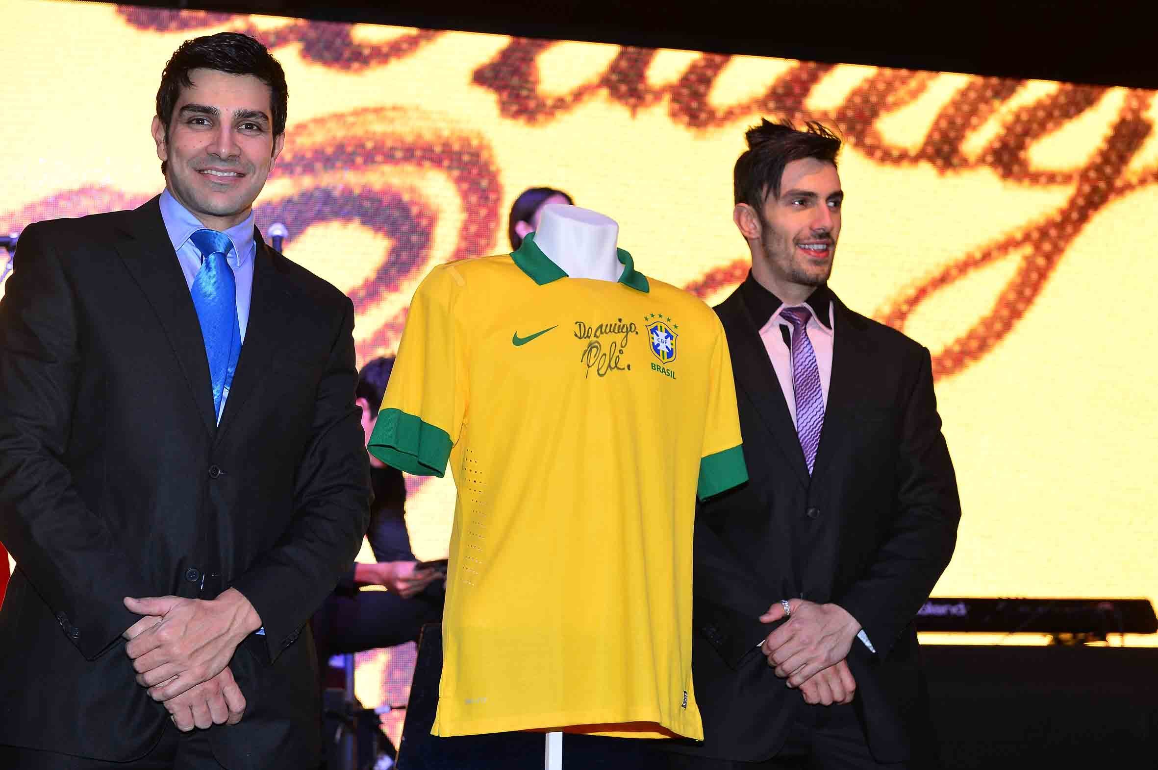 Pelé também autografou uma camiseta da seleção brasileira, que foi a leilão. A peça do Rei do futebol, uma das mais concorridas da noite, foi vendida por R$ 18 mil
