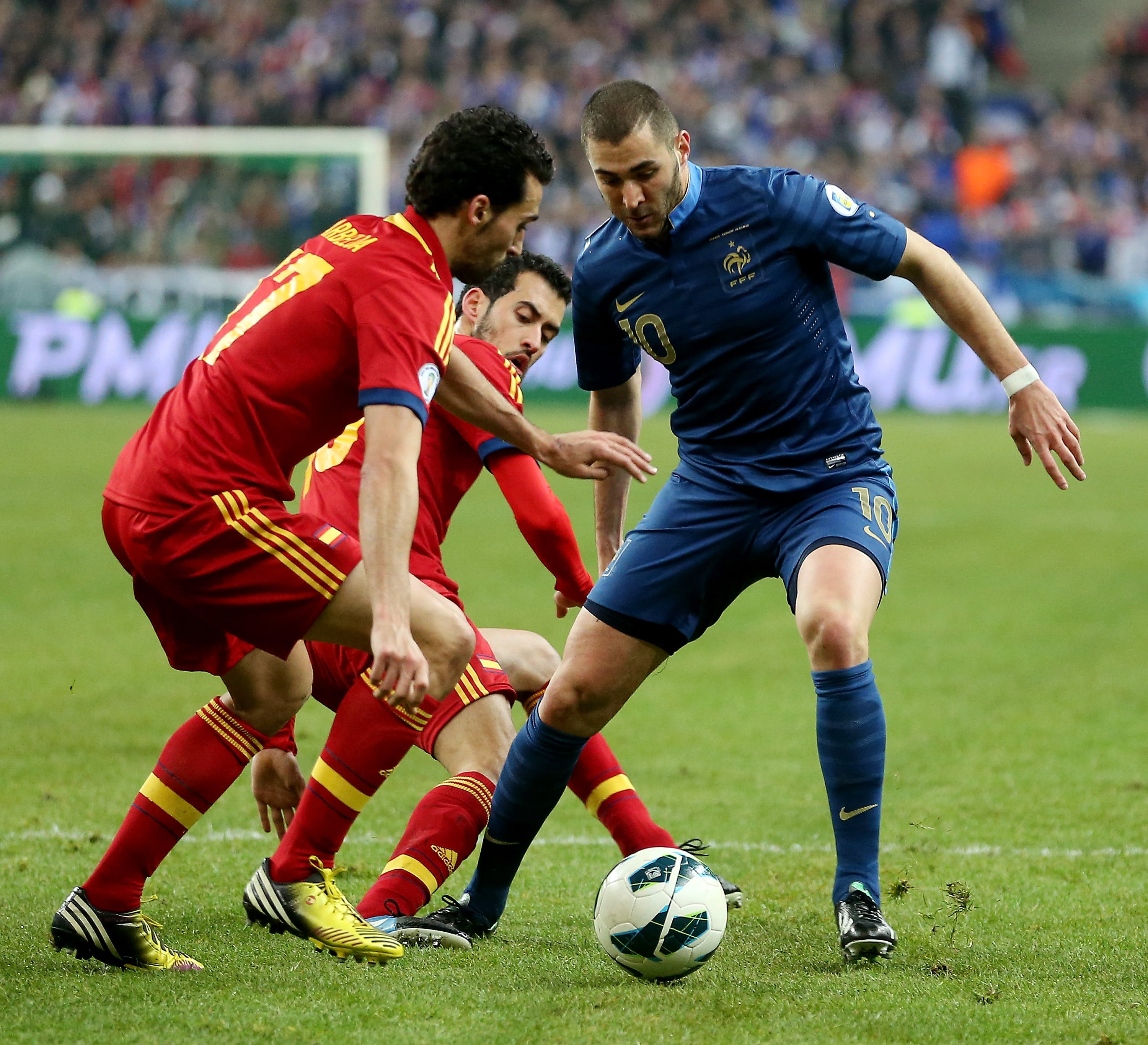 Benzema em partida contra a Espanha