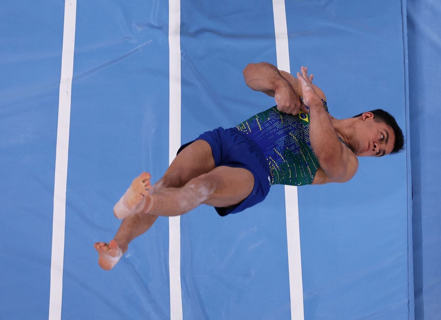 Caio Souza em ação na final da prova individual da ginástica artística: 17º lugar
