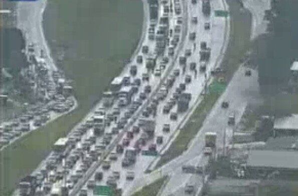Trânsito é bastante lento nos dois sentidos do Anel Rodoviário