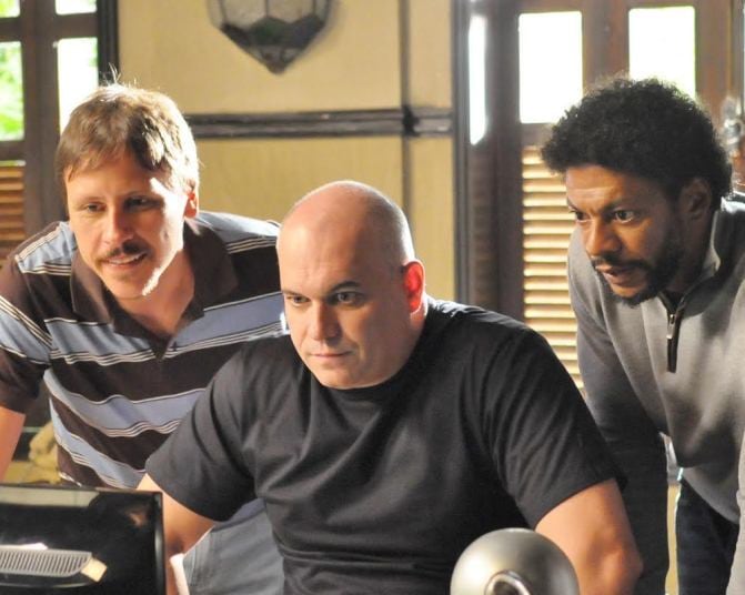 O personagem de Sandro Rocha era um simples dono de bar, que se envolveu com pessoas erradas e, por isso, perdeu a vida. Para o ator, não é difícil encontrar outros “Aldomares” fora da ficção.
─ É uma figura que existe no meio político e que, ao se unir em algum momento com uma coisa errada, sofre na pele a lei da semeadura. Pode passar o tempo, mas uma hora alguém volta para cobrar
+ Rico diz que está revoltado com a política brasileira. Assista!
+ Carla Diaz e Bernardo Falcone se divertem nos bastidores
+ História de amor interrompida! Entenda a relação entre o governados Guido e Dora