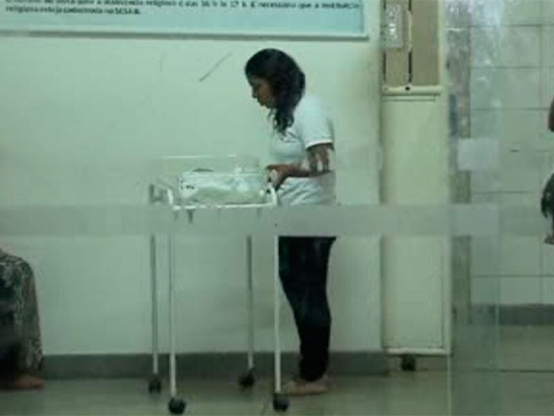 De
acordo com informações de familiares da jovem, ela já havia procurado
atendimento no Menadro de Faria, com contrações e, com a
negativa no atendimento, resolveu pegar um táxi e foi para a maternidade em
Brotas