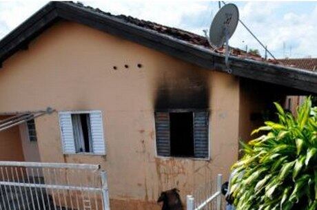 Uma adolescente de 15 anos trancou a mãe em casa e ateou fogo no imóvel após uma discussão em novembro. A briga teria sido motivada por que a moça chegou tarde, levou bronca e não gostou. A acusada morava com a vítima em Formosa (GO), região do Entorno do DF. A polícia explicou que após a confusão, a jovem foi à cozinha, pegou uma faca e começou a ameaçar a mãe de morte. Leia mais sobre o caso
