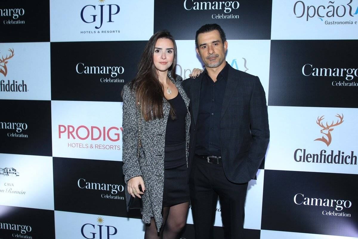 Marcos Pasquim e Aline Fernandez não ficaram atrás e foram conferir o lançamento