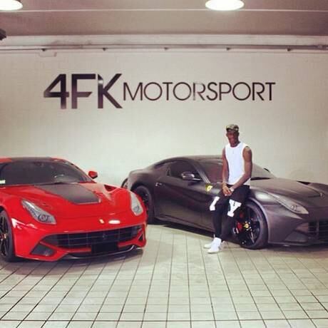 16. Balotelli

Balotelli seguiu o exemplo de Benzema e posou no meio de dois carrões em foto compartilhada nas redes sociais