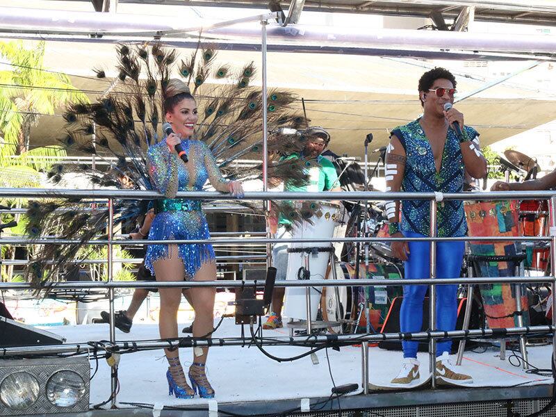 Os foliões não ficaram parados com os sucessos da banda