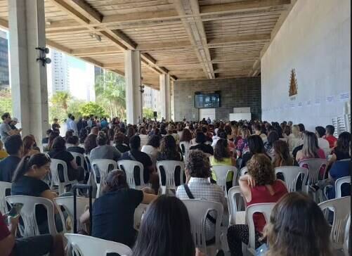Assembleia reuniu mais de mil professores