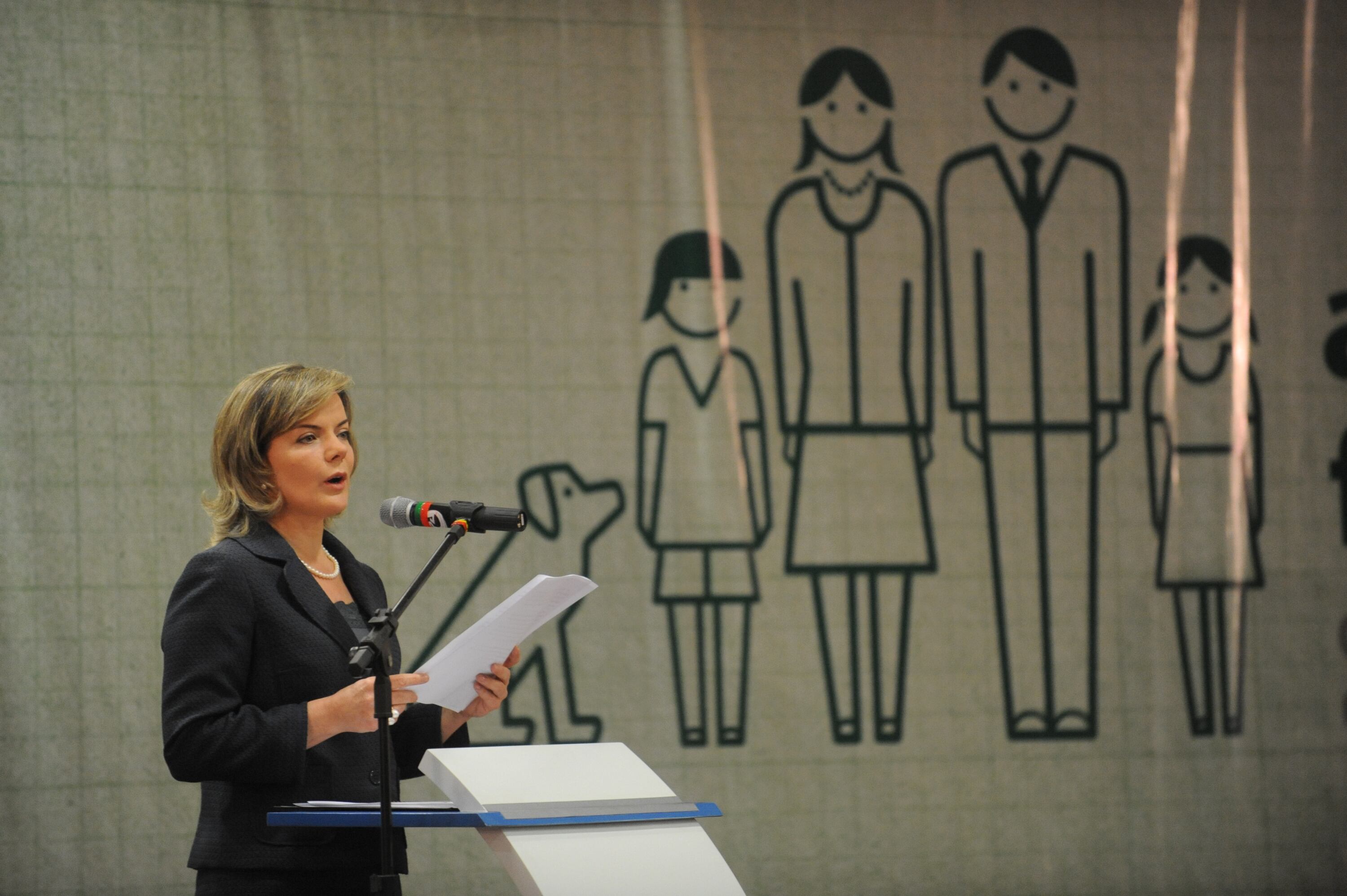 A ministra da Casa Civil, Gleisi Hoffmann, participa da abertura do seminário Origens e Desafios da Nova Classe Média Brasileira, promovido pela Secretaria de Assuntos Estratégicos