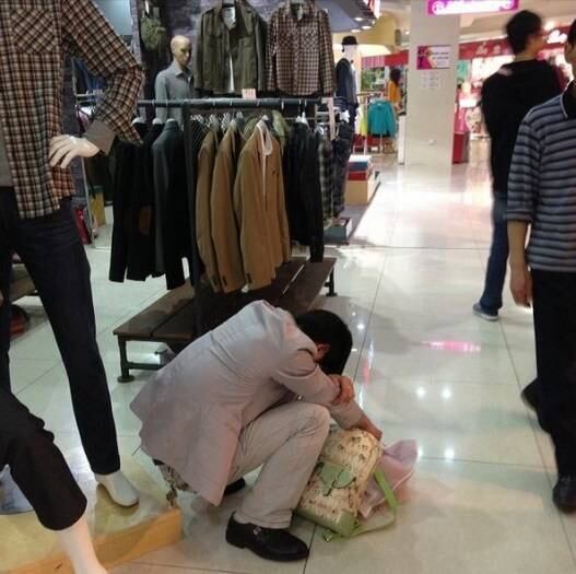 Nada como se sentar na posição fetal. Procura uma cadeira,
cara!