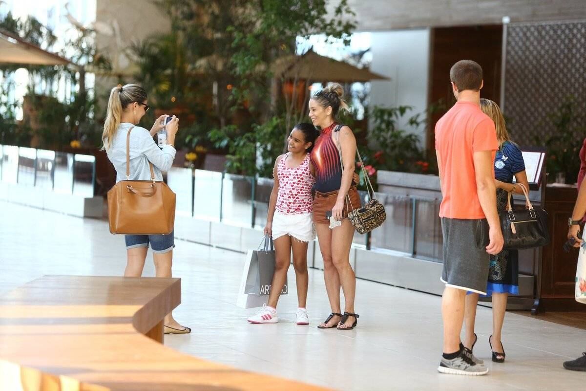 Danielle foi reconhecida por uma fã e parou para tirar fotos