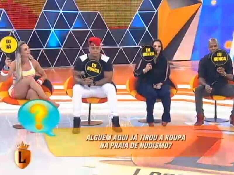 Em seguida, foi feito um questionamento mais "light". Mion perguntou quem já ficou nu na praia de nudismo. Ele e Juju foram os únicos que levantaram a plaquinha de "Eu já" 

+ Léo Santana, Juju, Fabíola Gadelha, Mion e Léiz encaram o É Proibido Mentir

+ Kelly Key se derrete pela filha: “Ela é uma versão melhorada de mim”
