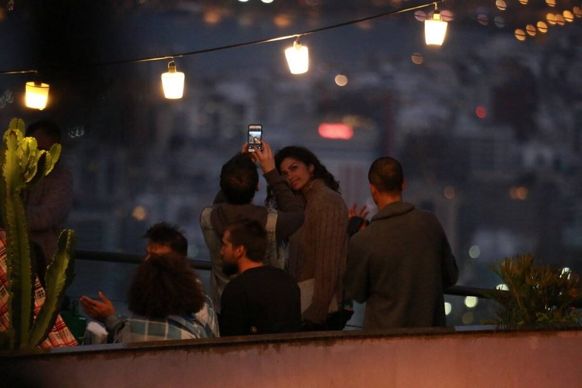 Camila aproveitou a paisagem para tirar fotos