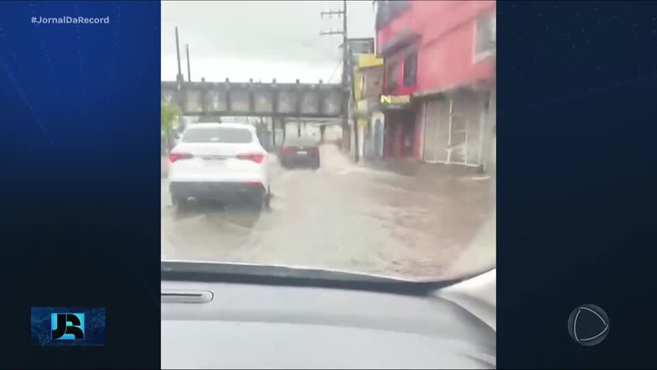 Temporal causa alagamentos e provoca suspensão de serviços em Recife (PE)