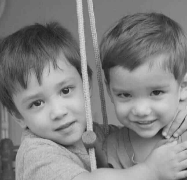 Um zootecnista de
41 anos é suspeito de matar a facadas os dois filhos, de três e quatro
anos, para se vingar da mulher em São José do Rio Preto, no interior de São
Paulo. Ele deixou um bilhete “explicando” ter cometido os assassinatos por
causa de uma traição. O homem tentou se matar e está internado num hospital