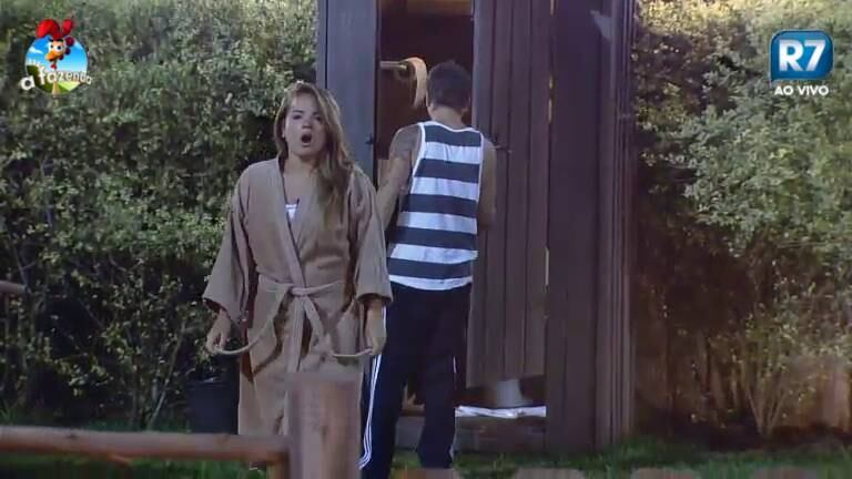 MC Brunninha boceja de sono