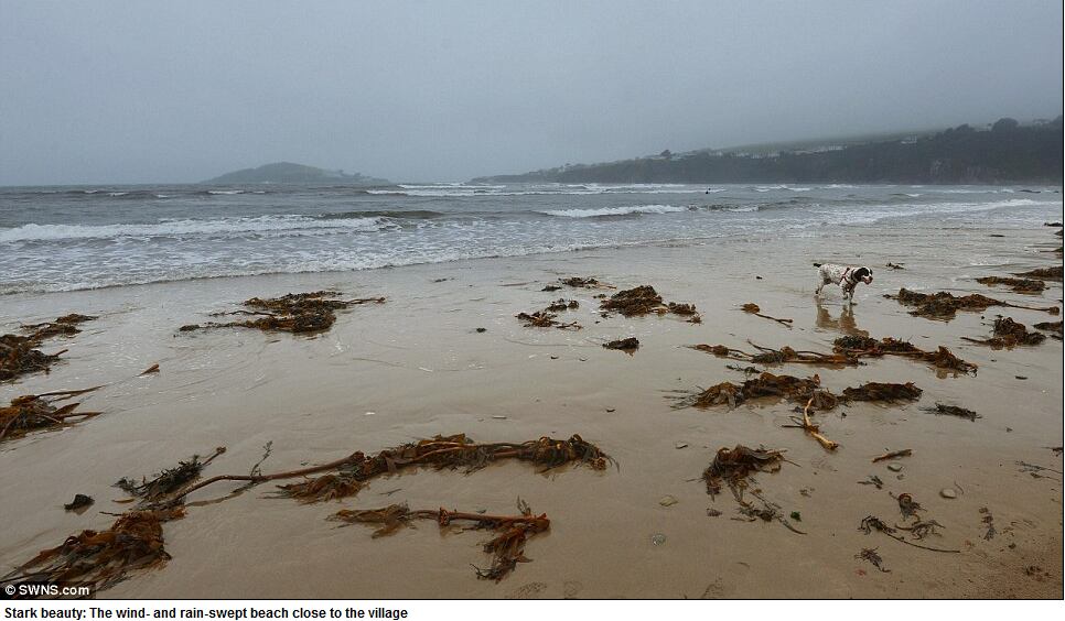 As praias são cercadas por altas montanhas. A paisagem é ideal para um bom descanso