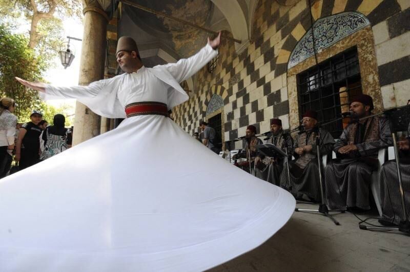 Dervixe rodopia durante
dança tradicional em cerimônia de
adoração na mesquita de Tekkiye Suleimaniye, em
Damasco, na Síria. Os dervixes são uma ordem muçulmana conhecida por sua extrema pobreza e austeridade