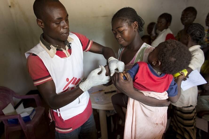 No início de 2014, a presidente internacional da organização, Dra. Joanne Liu, afirmou que a maior preocupação da instituição é a proteção. 

— Nós estamos reféns de um sentimento de impotência diante da violência extrema, tratando milhares de feridos, e observando centenas de milhares de pessoas fugindo de suas casas, já que essa é a única opção para que não sejam assassinados. 

Para ela, a falta de engajamento e mobilização dos líderes políticos do Conselho de Segurança da ONU é chocante

Violência no Sudão do Sul obriga médicos a operarem na mata
