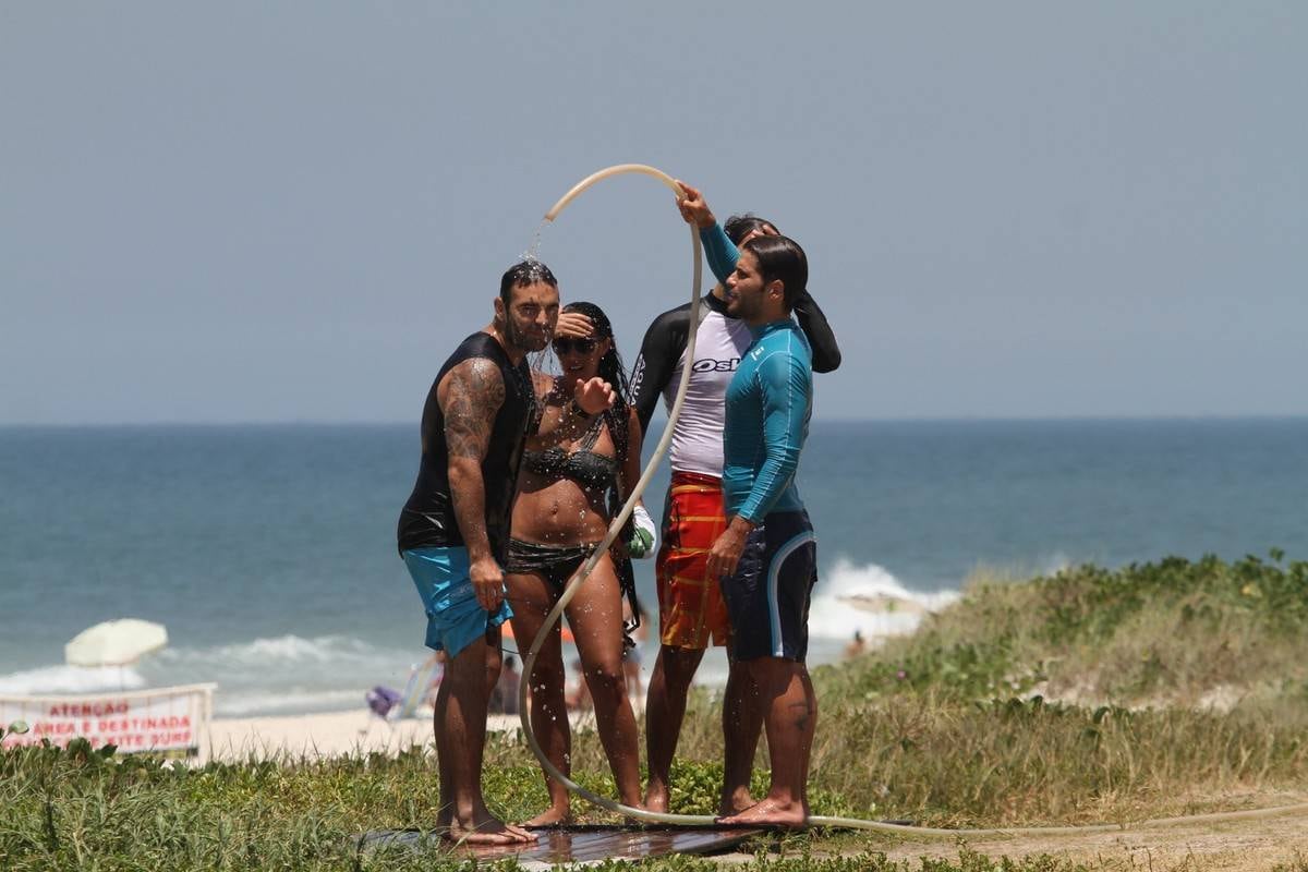 Bruno Gagliasso e Ricardo Pereira praticam stand up paddle na praia da Barra da Tijuca, no Rio