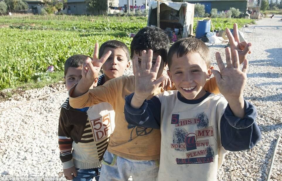 A irritação o acompanha. Vestido com uma imitação de camisa Dolce & Gabbana, Mohamad fica inquieto ao lado de sua mãe e irmãs Nour, cinco anos, e Rawane, três, levando muitas vezes a mão direita ao rosto. Às vezes, começa a chorar com raiva, empurrando Aziza, sua mãe

