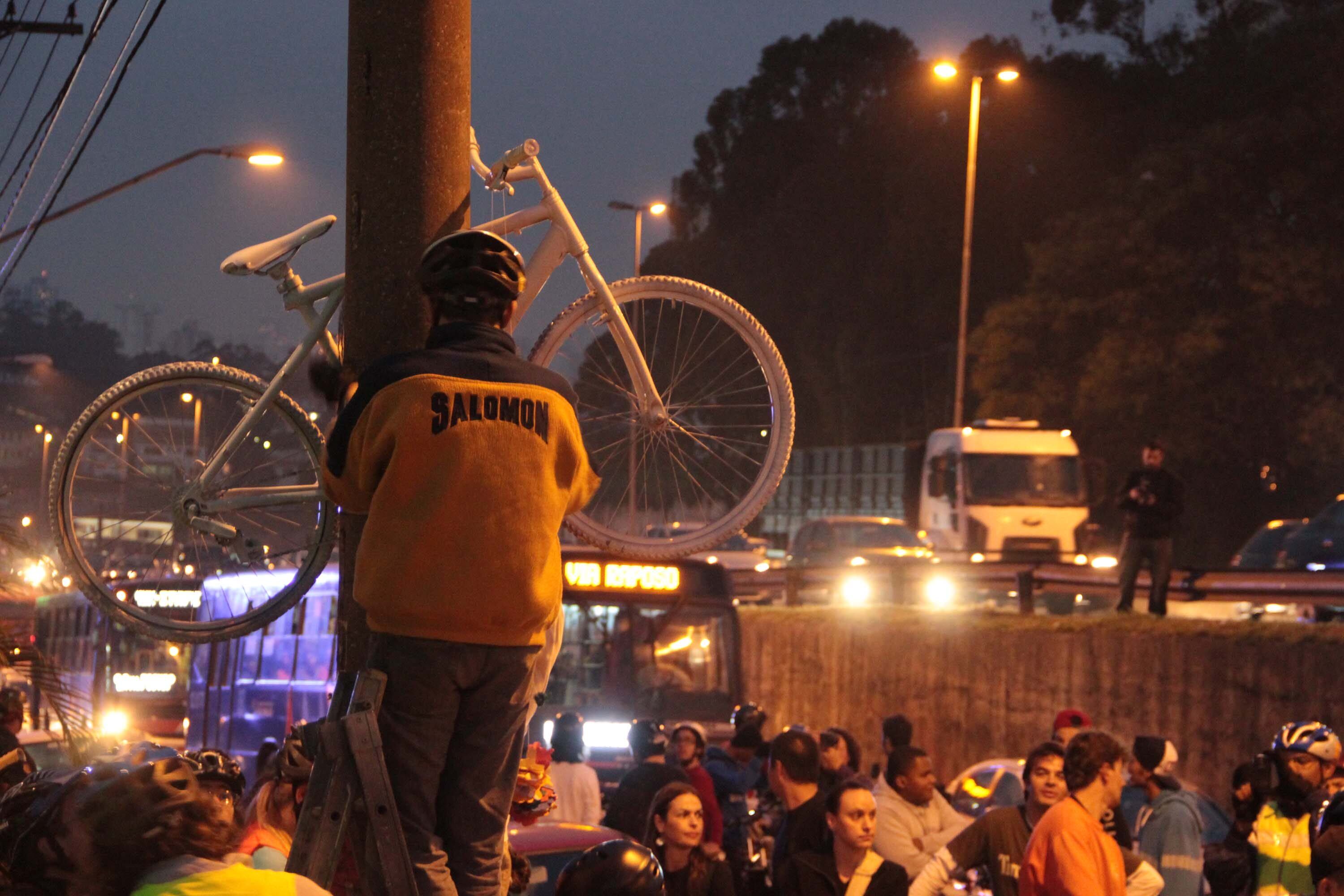 Eles reivindicam medidas que tragam segurança aos usuários de bicicleta. O grupo seguia para a Prefeitura de Taboão da Serra, na Grande São Paulo