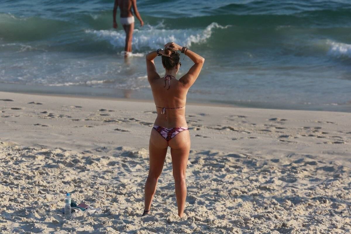 Aos 47 anos, Christine Fernandes exibe o corpão em dia de praia