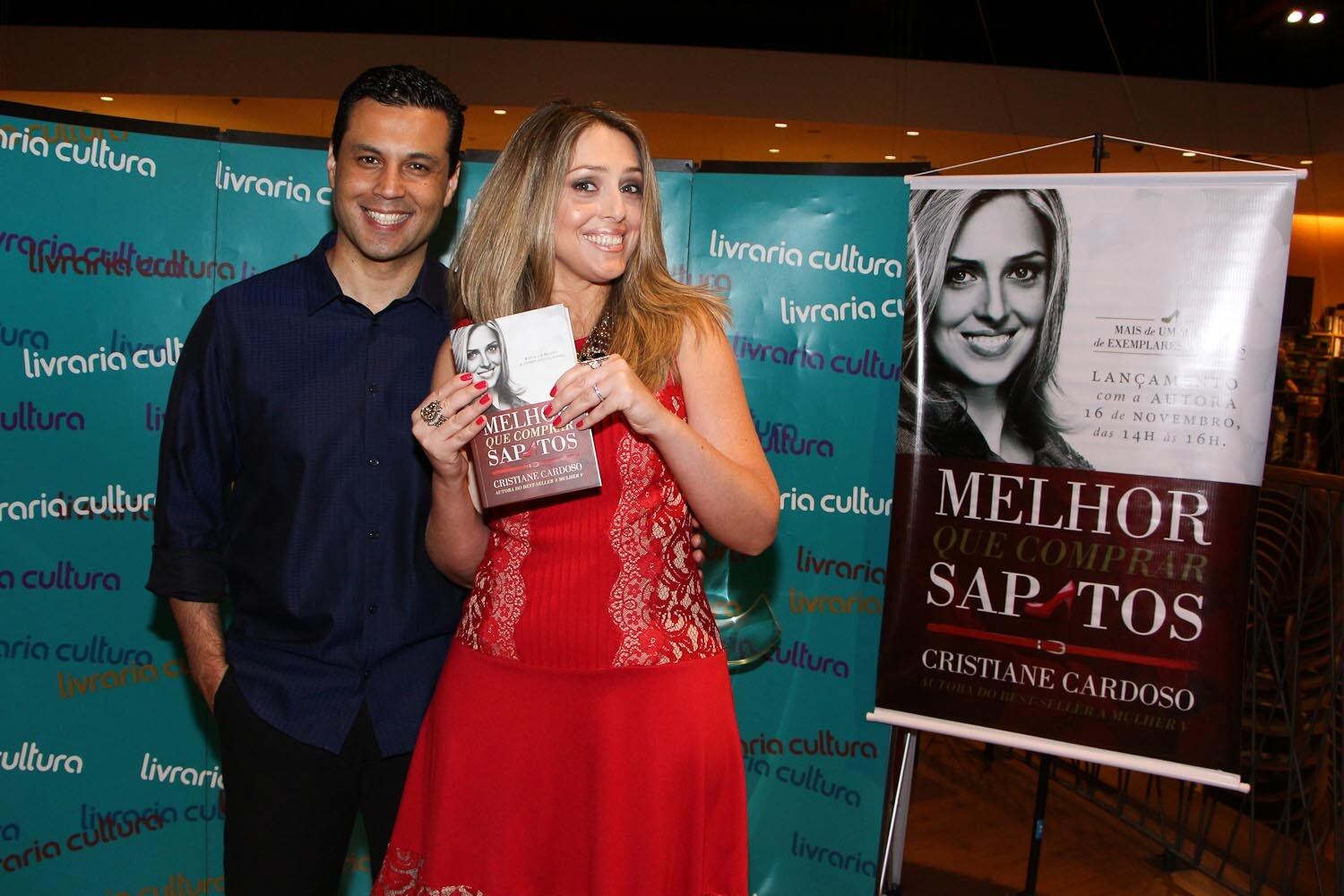 O livro Melhor Que Comprar Sapatos, da escritora, palestrante e apresentadora de TV Cristiane Cardoso, já vendeu mais de um milhão de cópias. Comemorando os ótimos números, ela relançou o best-seller neste sábado (16), em São Paulo
O Jornal da Record foi até o local e fez reportagem especial. Confira!