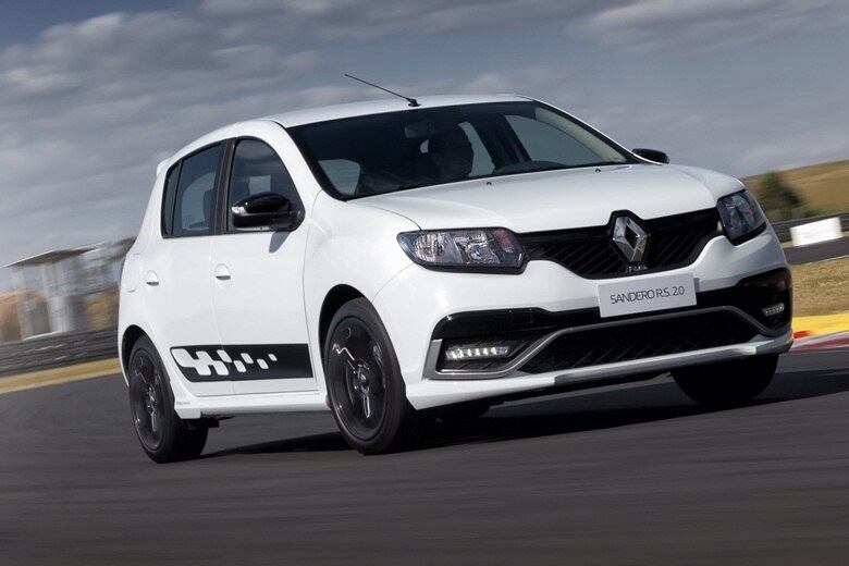 A suspensão do RS também recebeu vários ajustes, ficando 26 mm rebaixada em relação ao centro de gravidade do Sandero normal. Destaque para a presença de molas mais rígidas nos dois eixos, além de novos amortecedores

LEIA TAMBÉM
Aceleramos: Renault Sandero RS é nervosinho e vai além do visual