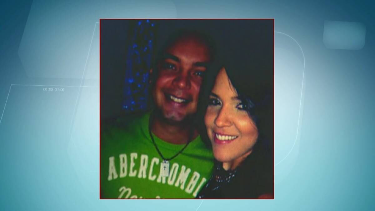 Na mensagem lida pelo DJ, Marcela escreve "Mae se o hécilio perguntar algo pra senhora e o manoel fala q ontem de manha eu fui ajudar vcs e o carro do manoel tinha estragado". Depois disso, ele agrediu a jovem. Marcela afirmou que o rapaz desconfiou que ela seria prostituta, mas que é mentira.

— Ele sempre foi muito ciumento. Sempre desconfiado. Agora olha o que ele fez no meu rosto. Eu sou promotora, preciso da minha aparência para trabalhar 