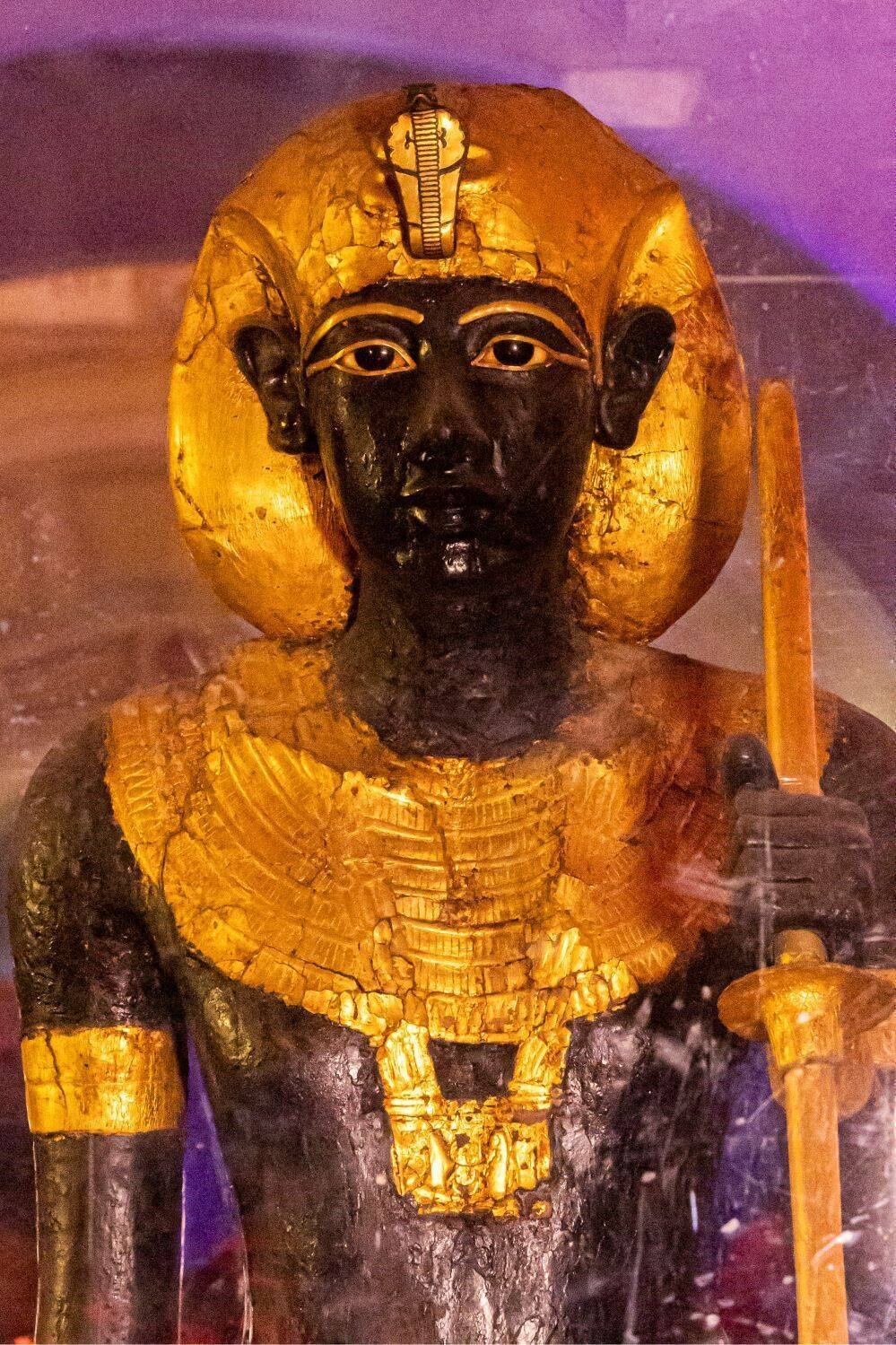 A mesma estátua do guardião real, em foto frontal