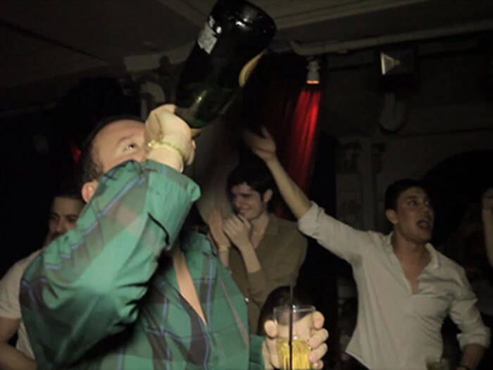 Apesar
de ter inspirado músicas e tema de concurso público, Alexander continua firme
na decisão de ficar bem longe dos holofotes