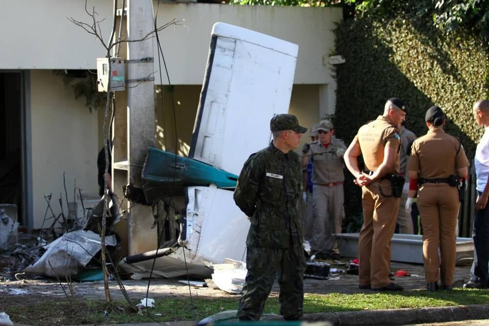 Um avião de pequeno porte, modelo Cardinal-C177B DLA, caiu por volta das 13h25 deste sábado (30) no bairro residencial de Bacacheri, bairro de Curitiba (PR), próximo ao Aeroporto de Bacacheri. Segundo a Infraero (Empresa Brasileira de Infraestrutura Aeroportuária), duas pessoas morreram e duas ficaram gravemente feridas