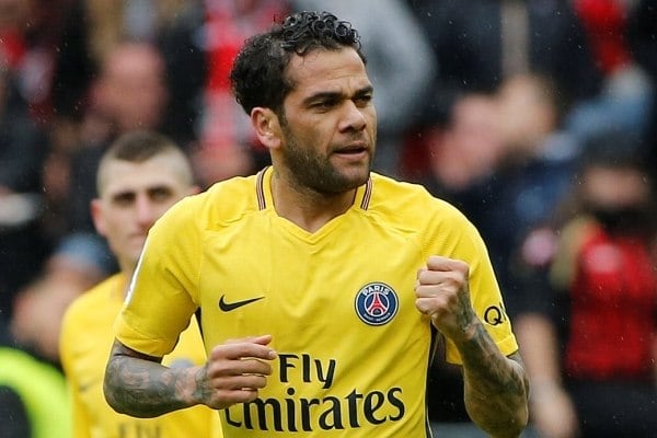 Daniel Alves pode fazer história nesta terça-feira