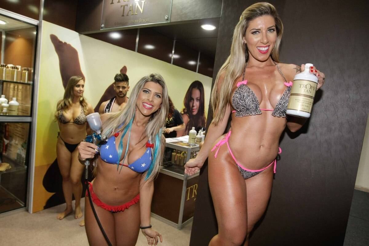 Prontas para o verão! Irmãs Minerato usam biquíni em feira de beleza e fazem bronzeamento artificial