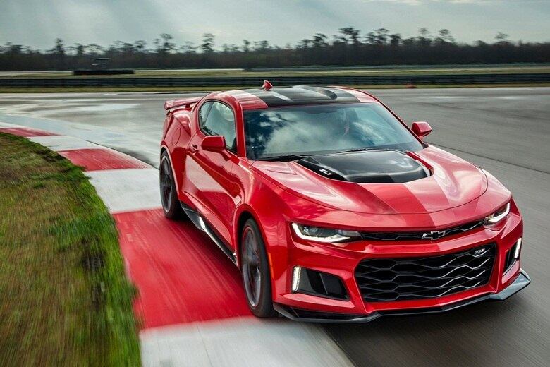 A Chevrolet revelou imagens oficiais
do novo Camaro ZL1. Trata-se da versão mais potente já
feita do famoso muscle car, com motor 6.2 V8 com 649 cv e absurdos 88,5
kgfm de torque. Apesar da truculência, a General Motors instalou um câmbio automático com 10
marchas, com opção de um manual de seis. O esportivo ainda perdeu 90 kg