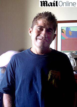 Seu barco de 7 m foi arrastado no dia 30 de janeiro de 2014 até um recife perto de Ebon, um remoto atol das Ilhas Marshall, onde os aldeões o encontraram e tiveram problemas para se comunicar com ele, pois fala somente o espanhol.

As autoridades das Ilhas Marshall enviaram um navio até Ebon para
levá-lo a Majuro. Alvarenga contou que conseguiu sobreviver por tantos
meses bebendo sangue de tartaruga, quando faltava água da chuva, e
comendo quelônios, aves e peixes que capturava com as próprias mãos.

"Levantava esperando patos, pássaros que viessem a minha lancha", lembra, fazendo longas pausas, como se custasse a se lembrar do que viveu.

— Pensava que ia ficar louco, que não ia conhecer as pessoas, eu pensava. Olhava para meu pai, olhava para a minha mãe, as minhas irmãs, mas eram imaginações. [Passava horas] sentado, vendo o céu, vendo o sol
