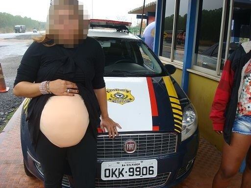 Mulher escondia quase cinco quilos de droga na falsa barriga
