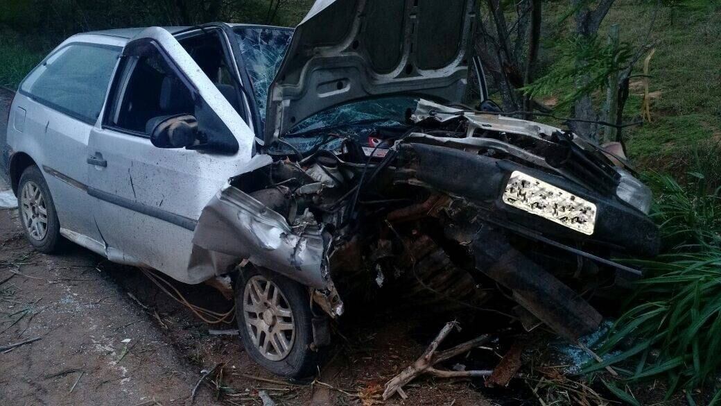 O motorista de 37 anos perdeu o controle do veículo em uma curva e bateu em uma árvore às margens da rodovia
