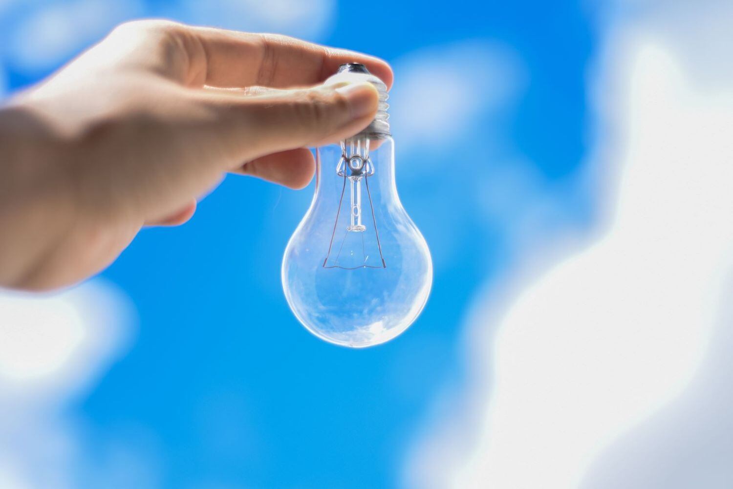 CE - ANEEL PRORROGA PROIBIÇÃO-CORTE DE ENERGIA ELÉTRICA - GERAL - A Agência Nacional de Energia Elétrica (Aneel) prorrogou até o fim de julho a proibição do corte de energia elétrica dos consumidores inadimplentes residenciais urbanos e rurais. A proibição do corte de energia por 90 dias foi aprovada pela agência no fim de março, com validade também para os serviços considerados essenciais no enfrentamento da pandemia do novo coronavírus (COVID-19). 16/06/2020 - Foto: CAIO ROCHA/FRAMEPHOTO/FRAMEPHOTO/ESTADÃO CONTEÚDO