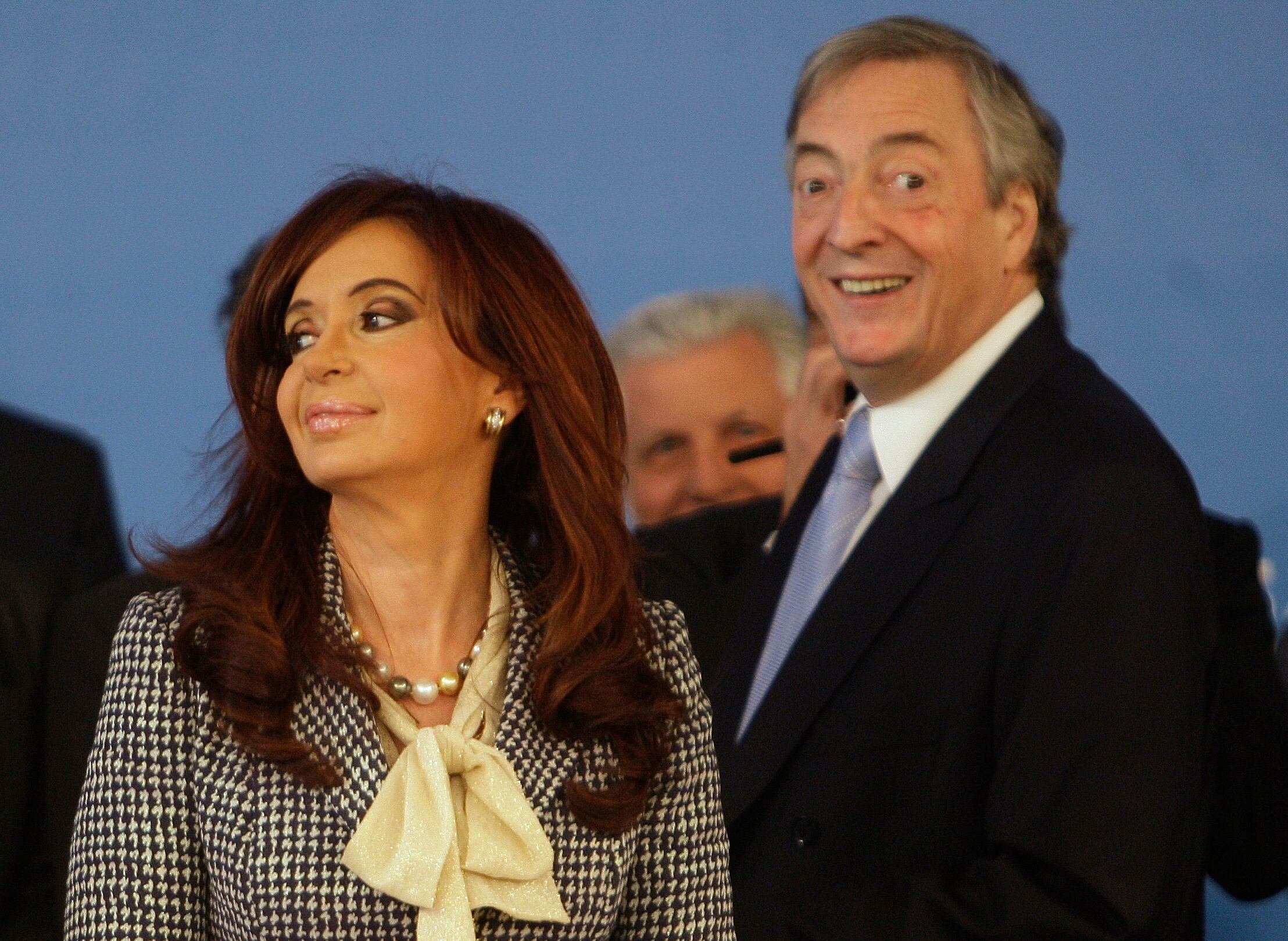 O ex-presidente Néstor Kirchner parecia implacável em
2003 diante do titânico desafio de "tirar a Argentina do inferno",
como costumava dizer. Ele delineou a estratégia para reestruturar 75% da dívida
em default, de 100 bilhões de dólares, em 2005, e o pagamento de R$ 20 bilhões (9,5 bilhões de
dólares) devidos ao FMI para cortar vínculos com organismo ao qual culpava pela
crise argentina