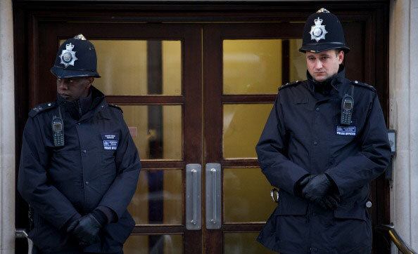 Segundo
o tabloide inglês Daily Mail, cerca de 23 mil oficiais estão buscando aumentar sua renda com um segundo emprego. A descoberta desses casos fez triplicar o
número de investigações de possíveis novas irregularidades