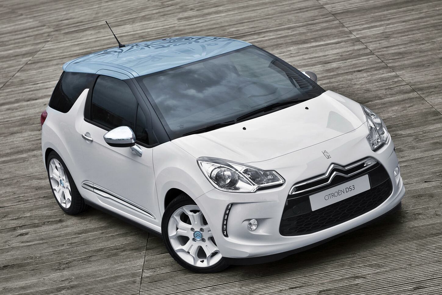 Citroën DS3 — Carro de nicho, o hatch chique da marca francesa tem proposta interessante com motor 1.6 turbo e câmbio manual. É do time dos "pocket rocket" ("foguete de bolso", na tradução literal), apelido dado a modelos compactos com desempenho de tirar o fôlego — sim, o DS3 não é um médio, mas briga na etiqueta.

Preço inicial: R$ 79.970

Aceleramos o Citroën DS3

Saiba tudo sobre carros! Acesse www.r7.com/carros