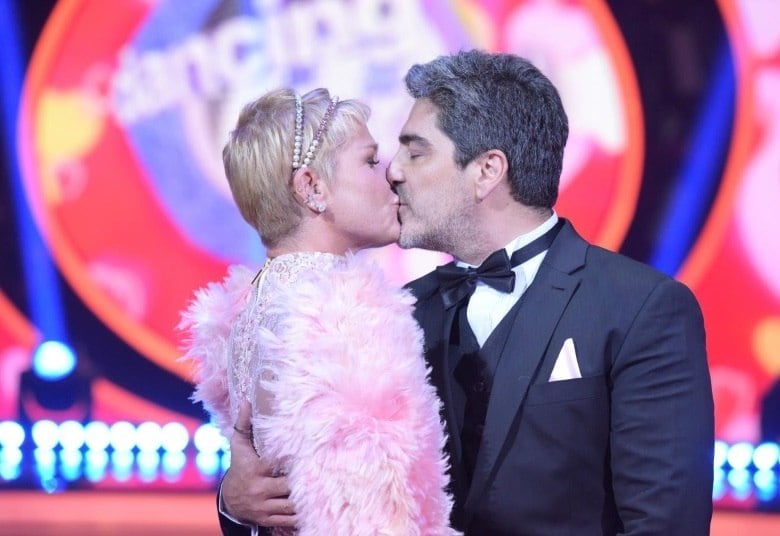 No especial do Dia dos Namorados, Xuxa e Junno Andrade trocaram um beijo apaixonado no início do programa. A plateia, é claro, foi ao delírio