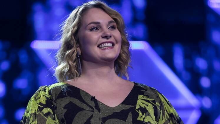 Dona Russa levantou 91 jurados ao cantar Coração de Desalinho, de Zeca Pagodinho, mas não conseguiu se manter na competição
